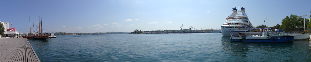 Крым. Севастополь. Вид на бухту с Графской пристани